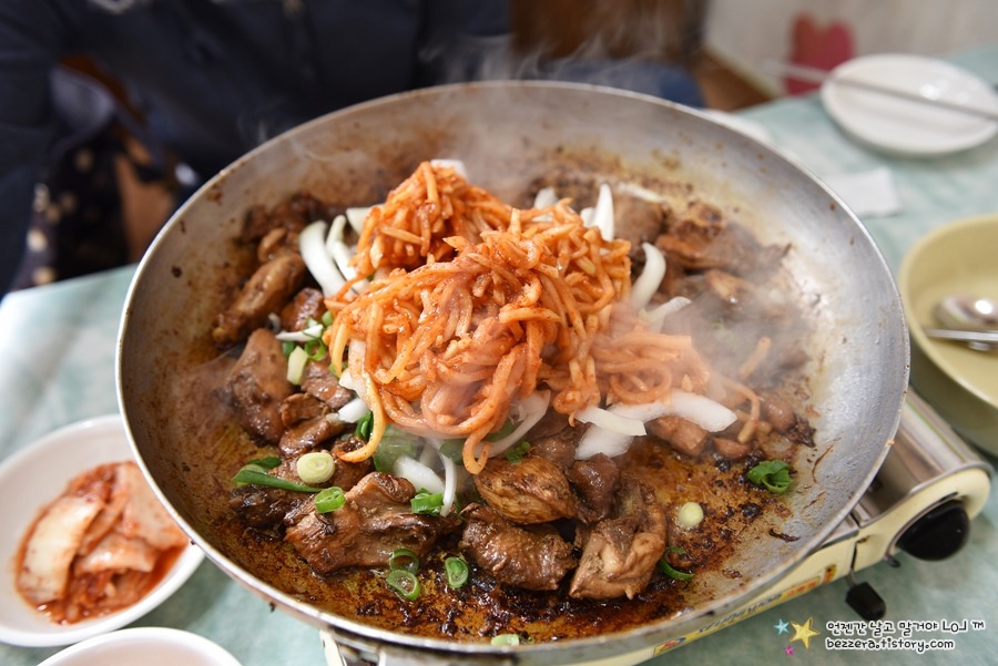 의외로 잘 어울리는 간장닭갈비와 무생채의 궁합! '공주집' | 천안맛집