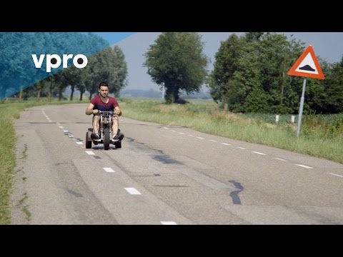 Shorttracker Sjinkie Knegt op een motor uit zijn jeugd (vpro Holland Sport)