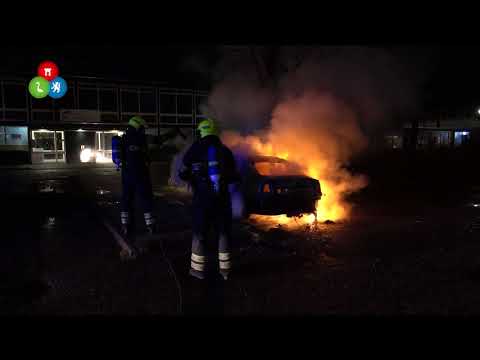 Geparkeerde auto brandt uit in Noord-Scharwoude