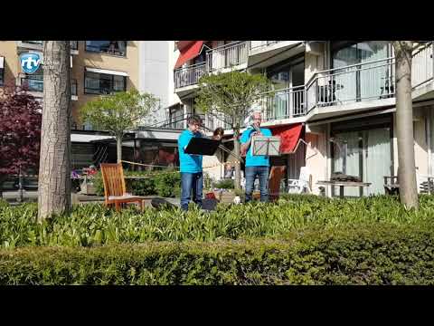 Leden Brass Band Breukelen geven mini-optreden bij de Aa